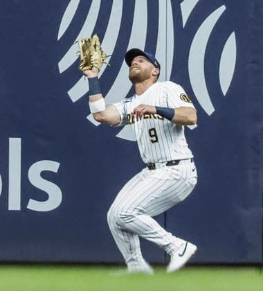Milwaukee Brewers right fielder Jake Bauers catches a fly ball hit by Minnesota Twins third baseman Brooks Lee in the sixth inning of the MLB, Baseball Herren, USA game between the Minnesota Twins and the Milwaukee Brewers at American Family Field in Milwaukee, Wisconsin on Saturday, August 8, 2026.  MIL20260808830 TANNENxMAURY