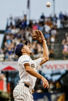 Milwaukee Brewers third baseman David Hamilton catches a fly ball hit by Minnesota Twins pinch hitter Trevor Larnach in the sixth inning of the MLB, Baseball Herren, USA game between the Minnesota Twins and the Milwaukee Brewers at American Family Field in Milwaukee, Wisconsin on Saturday, August 8, 2026.  MIL20260808831 TANNENxMAURY