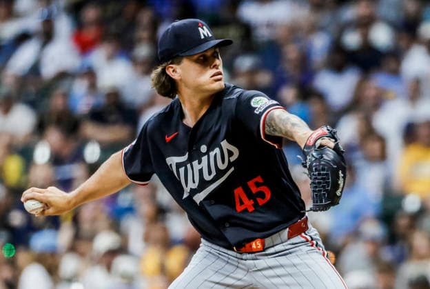 Minnesota Twins relief pitcher Travis Adams throws in the sixth inning of the MLB, Baseball Herren, USA game between the Minnesota Twins and the Milwaukee Brewers at American Family Field in Milwaukee, Wisconsin on Saturday, August 8, 2026.  MIL20260808832 TANNENxMAURY
