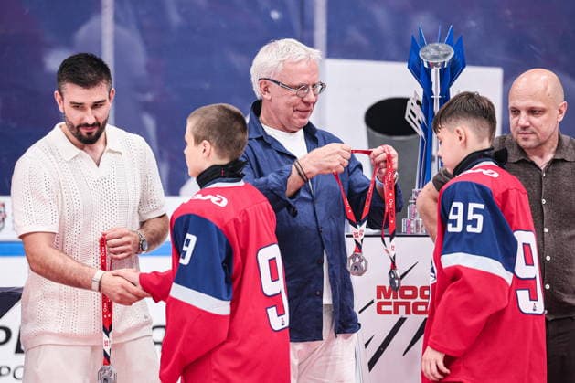 RUSSIA, MOSCOW REGION - AUGUST 8, 2026: Russian State Duma member, retired hockey player Vyachestlav Fetisov presents silver medals to Lokomotiv Yaroslavl U12 players during the victory ceremony after the 2026 Ovi Cup final Ice hockey, Eishockey match in Mytishchi, northeast of Moscow. Ovi Cup is an annual youth ice hockey tournament named after three-time world champion Alexander Ovechkin and first held in 2018. Sofya Sandurskaya TASS  95915508