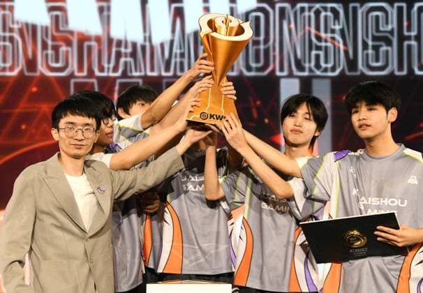PARIS, FRANCE - AUGUST 08: Players from Team KSG celebrate after winning the final match against Team AG.AL in the Honor of Kings World Cup at 2026 Esports World Cup on August 8, 2026 in Paris, France.  Copyright: xChinaxNewsxServicex 111658921390
