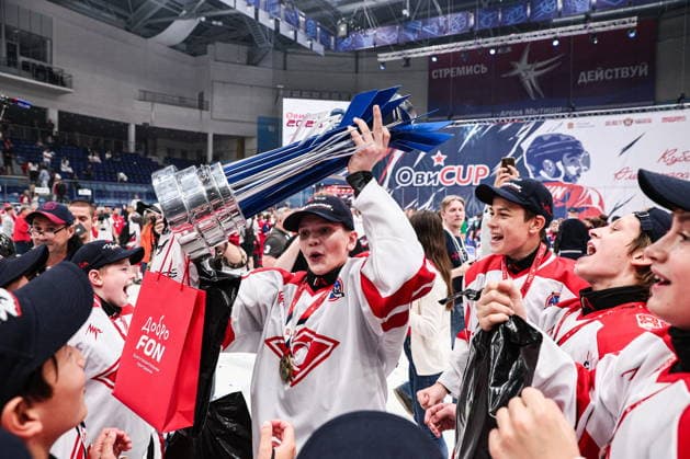 RUSSIA, MYTISHCHI - AUGUST 8, 2026: Gold medal winners, Spartak Moscow U12, celebrate with the trophy during the victory ceremony after the 2026 Ovi Cup final Ice hockey, Eishockey match in Mytishchi, northeast of Moscow. Ovi Cup is an annual youth ice hockey tournament named after three-time world champion Alexander Ovechkin and first held in 2018 2026 Ovi Cup Final Ice Hockey Match Outside Moscow  - ZUMAt113 20260808_zaa_t113_461 Copyright: xSofyaxSandurskayax