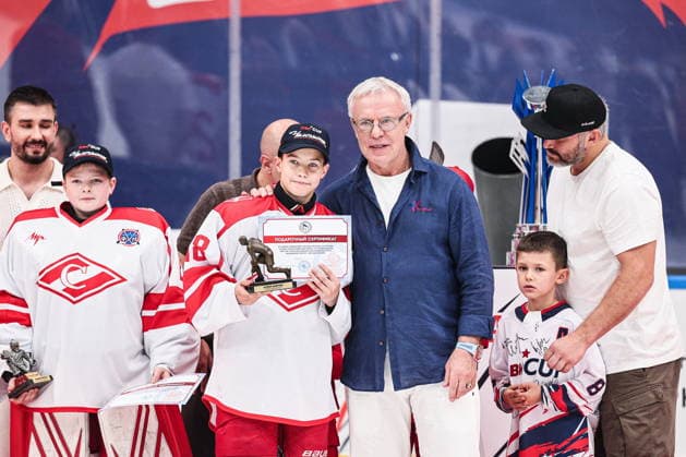 RUSSIA, MYTISHCHI - AUGUST 8, 2026: Russian State Duma member, retired hockey player Vyachestlav Fetisov (C) and hockey player Alexander Ovechkin with son Sergei (R) are seen during a ceremony to present gift certificates to U12 players after the 2026 Ovi Cup final Ice hockey, Eishockey match in Mytishchi, northeast of Moscow. Ovi Cup is an annual youth ice hockey tournament named after three-time world champion Alexander Ovechkin and first held in 2018 2026 Ovi Cup Final Ice Hockey Match Outside Moscow  - ZUMAt113 20260808_zaa_t113_468 Copyright: xSofyaxSandurskayax