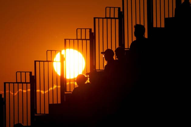 Sport Bilder des Tages #2 National Bank Open 2026 - Day 8 TORONTO, CANADA - AUGUST 8 : The sun sets as tennis fans watch the WTA, Tennis Damen 1000 National Bank Open round of 16 match between Aryna Sabalenka and Ekaterina Alexandrova in Toronto, Ontario, Canada on August 8, 2026. Mert Alper Dervis Anadolu Ontario Canada. Editorial use only. Please get in touch for any other usage.  Copyright: x2026xAnadoluxMertxAlperxDervisx