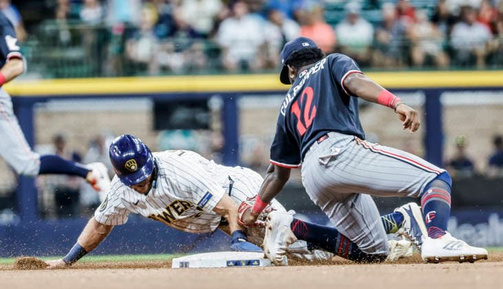 Milwaukee Brewers pinch runner Brandon Lockridge (L) steals second base on Minnesota Twins shortstop Kaelen Culpepper in the eighth inning of the MLB, Baseball Herren, USA game between the Minnesota Twins and the Milwaukee Brewers at American Family Field in Milwaukee, Wisconsin on Saturday, August 8, 2026. The Brewers defeated the Twins 4-3.  MIL20260808840 TANNENxMAURY