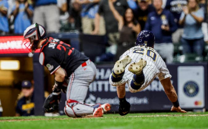 Sport Bilder des Tages #2 Milwaukee Brewers left fielder Brandon Lockridge scores behind Minnesota Twins catcher Ryan Jeffers on a single hit by nMilwaukee Brewers first baseman Andrew Vaughn in the eighth inning of the MLB, Baseball Herren, USA game between the Minnesota Twins and the Milwaukee Brewers at American Family Field in Milwaukee, Wisconsin on Saturday, August 8, 2026. The Brewers defeated the Twins 4-3.  MIL20260808843 TANNENxMAURY