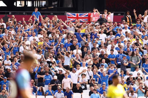 West Ham United v Portsmouth 08 August 2026, London - Carabao Cup - First Round - West Ham United v Portsmouth - Portsmouth fans - Photo: Jacques Feeney Offside. London UK *** West Ham United gegen Portsmouth, 8. August 2026, London, Carabao Cup, erste Runde: West Ham United gegen Portsmouth, Portsmouth-Fans, Foto: Jacques Feeney, Abseits, London, Großbritannien  Copyright: xJacquesxFeeneyx xOffsidexOffside