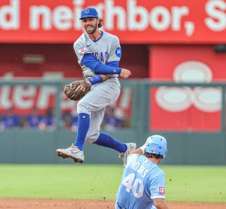 AUG 08, 2026: Chicago Cubs shortstop Dansby Swanson (7) starts a double play in the 2nd inning against the Kansas City Royals at Kauffman Stadium Kansas City, MO. CSM MLB, Baseball Herren, USA 2026: Cubs Vs Royals Aug 8th  - ZUMAc04_ 20260808_zma_c04_386 Copyright: xRomanxPunox
