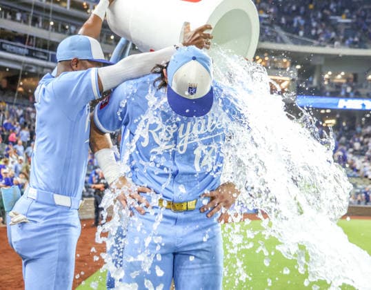 Sport Bilder des Tages #2 AUG 08, 2026: Kansas City Royals outfielder Jac Caglianone (14) gets the water splash during the interview at Kauffman Stadium Kansas City, MO. CSM MLB, Baseball Herren, USA 2026: Cubs Vs Royals Aug 8th  - ZUMAc04_ 20260808_zma_c04_415 Copyright: xRomanxPunox