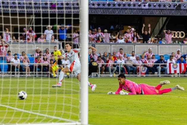 SAN JOSE, CA - AUGUST 08: Petar Musa 9 of FC Dallas watches his missed shot on goal after passing Raul Rangel 1 of Chivas de Guadalajara during a Leagues Cup Phase One match on August 8, 2026 at PayPal Park in San Jose, CA. (Photo by Matthew Huang Icon Sportswire) SOCCER: AUG 08 Leagues Cup Chivas de Guadalajara vs Dallas EDITORIAL USE ONLY Icon260808016