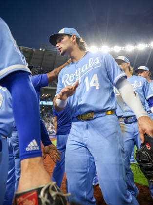 AUG 08, 2026: Kansas City Royals outfielder Jac Caglianone (14) celebrates with teammates after the game against the Chicago Cubs at Kauffman Stadium Kansas City, MO. CSM Kansas City United States - ZUMAc04_ 20260808_zma_c04_396 Copyright: xRomanxPunox