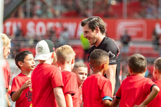 Jonas Hofmann (Bayer 04 Leverkusen) laughs during the pre-season friendly match between Bayer 04 Leverkusen and Sevilla FC at BayArena on August 8, 2026 in Leverkusen, Germany. (Photo by Mario Hommes DeFodi Images) - *** Jonas Hofmann of Bayer 04 Leverkusen laughs during the preseason friendly match between Bayer 04 Leverkusen and Sevilla FC at BayArena on August 8, 2026, in Leverkusen, Germany. Photo by Mario Hommes, DeFodi Images