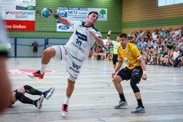 08.08.2026, xovx, Handball Lindencup, HSG Wetzlar - HSC 2000 Coburg v.l. Josip Simic (HSG Wetzlar), Leonards Valkovskis (HSC Coburg) Linden Stadthalle Hessen Deutschland (DE) *** August 8, 2026, xovx, Lindencup Handball Tournament, HSG Wetzlar vs. HSC 2000 Coburg; Josip Simic (HSG Wetzlar), Leonards Valkovskis (HSC Coburg); Linden Stadthalle, Hesse, Germany, DE