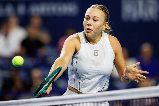 August 8, 2026, Toronto, On, Canada: Amanda Anisimova of the United States returns the ball from Elina Svitolina of Ukraine during round of 16 National Bank Open Tennis action in Toronto, on Saturday, Aug. 8, 2026. Canada News - August 8, 2026  - ZUMAc35_ 20260808_zaf_c35_199 Copyright: xKeitoxNewmanx