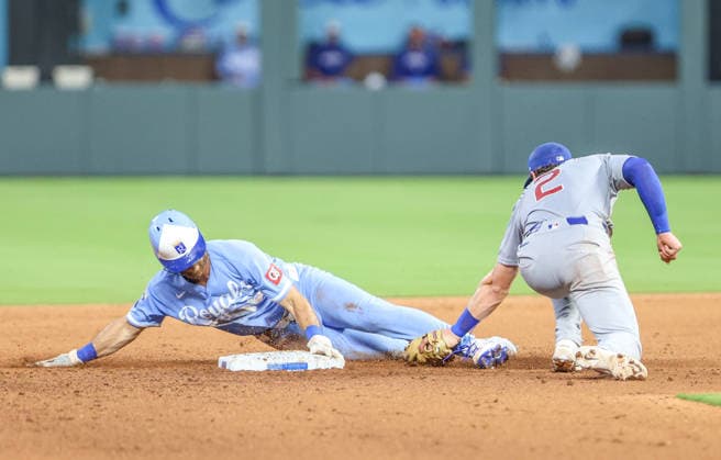 MLB, Baseball Herren, USA 2026: Cubs Vs Royals Aug 8th AUG 08, 2026: Kansas City Royals outfielder John Rave (16) steals second base in the 8th inning against the Chicago Cubs at Kauffman Stadium Kansas City, MO. Roman Puno CSM (Credit Image: Â Roman Puno Cal Media) Kansas City Missouri United States EDITORIAL USE ONLY Copyright: xx ZUMA-20260808_zma_c04_382.jpg RomanxPunox csmphotothree510032