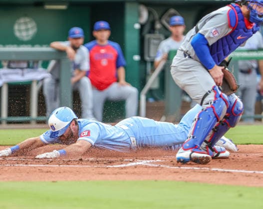 MLB, Baseball Herren, USA 2026: Cubs Vs Royals Aug 8th AUG 08, 2026: Kansas City Royals outfielder John Rave (16) dives at home plate and scores in the 2nd inning against the Chicago Cubs at Kauffman Stadium Kansas City, MO. Roman Puno CSM (Credit Image: Â Roman Puno Cal Media) Kansas City Missouri United States EDITORIAL USE ONLY Copyright: xx ZUMA-20260808_zma_c04_380.jpg RomanxPunox csmphotothree510034