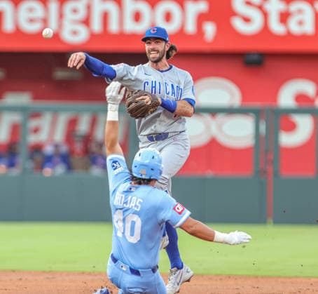 MLB, Baseball Herren, USA 2026: Cubs Vs Royals Aug 8th AUG 08, 2026: Chicago Cubs shortstop Dansby Swanson (7) starts a double play in the 2nd inning against the Kansas City Royals at Kauffman Stadium Kansas City, MO. Roman Puno CSM (Credit Image: Â Roman Puno Cal Media) Kansas City Missouri United States EDITORIAL USE ONLY Copyright: xx ZUMA-20260808_zma_c04_398.jpg RomanxPunox csmphotothree510042