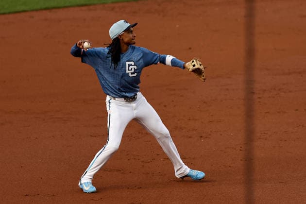 August 8, 2026, Washington D.C, District Of Columbia, United States: Washington, DC; Washington Nationals shortstop CJ Abrams (5) throws to first base for the out during the Major League Baseball game between the Washington Nationals and the Cincinnati Reds at Nationals Park on Saturday, August 8, 2026. The Nationals beat the Reds 8-2. MLB, Baseball Herren, USA Washington Nationals 8:2 Cincinnati Reds  - ZUMAp258 20260808_znp_p258_029 Copyright: xStevexPrakopex