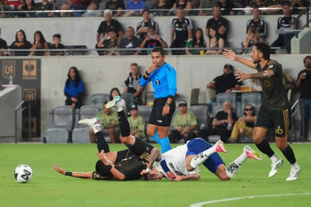 Franco Agustín Romero (C-R) of Toluca vies for the ball with Marco Delgado (C-L) of Los Angeles FC during a Leagues Cup match between Toluca and Los Angeles FC at BMO Stadium in Los Angeles, USA, 08 August 2026. Leagues Cup: Toluca vs Los Angeles FC !ACHTUNG: NUR REDAKTIONELLE NUTZUNG!  Copyright: xOmarxAlonsox AME7362 20260809-55021103602_1