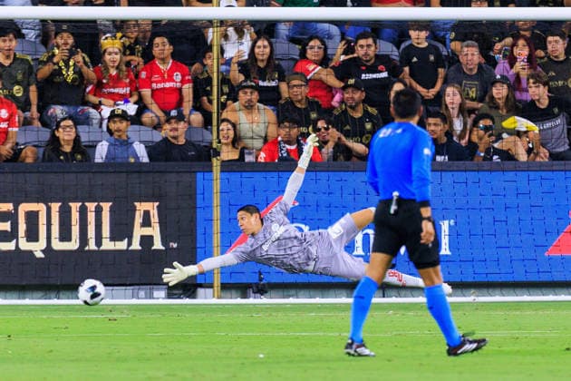 August 8, 2026, Los Angeles, California, USA: Goalkeeper, Hugo Gonzalez 1 of Toluca FC dives for a save during the Leagues Cup match against the Los Angeles Football Club on Saturday August 8, 2026 at BMO Stadium in Los Angeles, California. JAVIER ROJAS PI JAVIER ROJAS PI Los Angeles USA - ZUMAp124 20260808_zaa_p124_007 Copyright: xJavierxRojasx