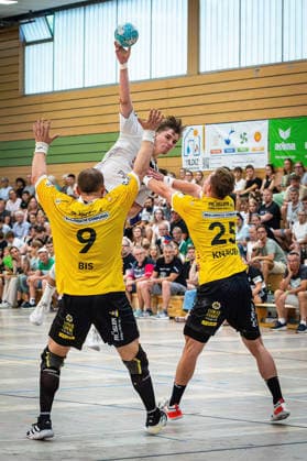 08.08.2026, xovx, Handball Lindencup, HSG Wetzlar - HSC 2000 Coburg v.l. Bartlomiej Bis (HSC Coburg), Paul Kompenhans (HSG Wetzlar), Jakob Knauer (HSC Coburg) Linden Stadthalle Hessen Deutschland (DE) *** August 8, 2026, xovx, Lindencup Handball Tournament, HSG Wetzlar vs. HSC 2000 Coburg; Bartlomiej Bis (HSC Coburg), Paul Kompenhans (HSG Wetzlar), Jakob Knauer (HSC Coburg); Linden Stadthalle, Hesse, Germany, DE