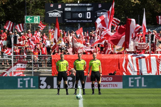 08.08.2026, xsefx, Fußball, FC Viktoria Köln SSV Jahn Regensburg, 3.Liga, Sportpark Höhenberg, 1. Spieltag, Saison 2026 2027: Die Spielleiter Lennart Kernchen, Julian Bergmann (rechts) und Mika Jungclaus (links) während der Schweigminute für Günter Pütz, den ehemaligen Präsident des FC Viktoria Köln 1904 e.V. DFB regulations prohibit any use of photographs as image sequences and or quasi-video. Nordrhein-Westfalen Deutschland *** August 8, 2026, xsefx, Soccer, FC Viktoria Köln vs. SSV Jahn Regensburg, 3rd Division, Sportpark Höhenberg, Matchday 1, 2026–2027 Season. Referee Lennart Kernchen, Julian Bergmann on the right and Mika Jungclaus on the left during the moment of silence for Günter Pütz, the former president of FC Viktoria Köln 1904 e.V. DFB regulations prohibit any use of photographs as image sequences and or quasi-video. North Rhine-Westphalia, Germany