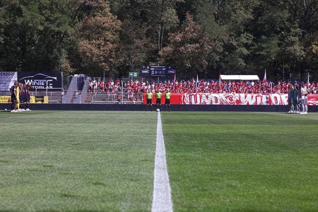08.08.2026, xsefx, Fußball, FC Viktoria Köln SSV Jahn Regensburg, 3.Liga, Sportpark Höhenberg, 1. Spieltag, Saison 2026 2027: Schweigeminute für Günter Pütz, den ehemaligen Präsident des FC Viktoria Köln 1904 e.V. DFB regulations prohibit any use of photographs as image sequences and or quasi-video. Nordrhein-Westfalen Deutschland *** August 8, 2026, xsefx, Soccer, FC Viktoria Köln vs. SSV Jahn Regensburg, 3. Liga, Sportpark Höhenberg, Matchday 1, 2026–2027 Season A minute of silence for Günter Pütz, former president of FC Viktoria Köln 1904 e.V. DFB regulations prohibit any use of photographs as image sequences and or quasi-video. North Rhine-Westphalia, Germany