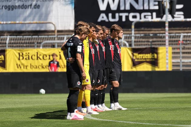 08.08.2026, xsefx, Fußball, FC Viktoria Köln SSV Jahn Regensburg, 3.Liga, Sportpark Höhenberg, 1. Spieltag, Saison 2026 2027: Mannschaft der FC Viktoria Köln bei der Schweigeminute für den verstorbenen Günter Pütz, ehemaliger Präsident des FC Viktoria Köln 1904 e.V. DFB regulations prohibit any use of photographs as image sequences and or quasi-video. Nordrhein-Westfalen Deutschland *** August 8, 2026, xsefx, Soccer, FC Viktoria Köln vs. SSV Jahn Regensburg, 3. Liga, Sportpark Höhenberg, Matchday 1, 2026–2027 season: The FC Viktoria Köln team observes a moment of silence for the late Günter Pütz, former president of FC Viktoria Köln 1904 e.V. DFB regulations prohibit any use of photographs as image sequences and or quasi-video. North Rhine-Westphalia, Germany