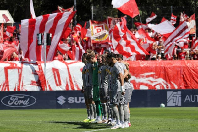 08.08.2026, xsefx, Fußball, FC Viktoria Köln SSV Jahn Regensburg, 3.Liga, Sportpark Höhenberg, 1. Spieltag, Saison 2026 2027: Die Mannschaft des SSV Jahn Regensburg während der Schweigeminute für Günter Pütz, ehemaliger Präsident des FC Viktoria Köln 1904 e.V. DFB regulations prohibit any use of photographs as image sequences and or quasi-video. Nordrhein-Westfalen Deutschland *** August 8, 2026, xsefx, Soccer, FC Viktoria Köln vs. SSV Jahn Regensburg, 3. Liga, Sportpark Höhenberg, Matchday 1, 2026–2027 Season The SSV Jahn Regensburg team during a moment of silence for Günter Pütz, former president of FC Viktoria Köln 1904 e.V. DFB regulations prohibit any use of photographs as image sequences and or quasi-video. North Rhine-Westphalia, Germany
