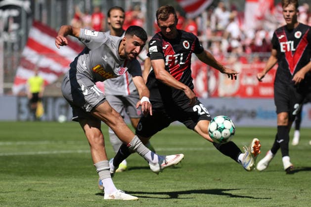 08.08.2026, xsefx, Fußball, FC Viktoria Köln SSV Jahn Regensburg, 3.Liga, Sportpark Höhenberg, 1. Spieltag, Saison 2026 2027: Nassim Boujellab (Jahn Regensburg 10) im Zweikampf gegen Kilian Jakob (FC Viktoria Koeln 26) DFB regulations prohibit any use of photographs as image sequences and or quasi-video. Nordrhein-Westfalen Deutschland *** August 8, 2026, xsefx, Soccer, FC Viktoria Köln vs. SSV Jahn Regensburg, 3. Liga, Sportpark Höhenberg, Matchday 1, 2026–2027 Season: Nassim Boujellab (Jahn Regensburg) No. 10 in a tackle against Kilian Jakob (FC Viktoria Köln) No. 26. DFB regulations prohibit any use of photographs as image sequences and or quasi-video. North Rhine-Westphalia, Germany
