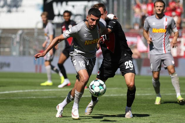 08.08.2026, xsefx, Fußball, FC Viktoria Köln SSV Jahn Regensburg, 3.Liga, Sportpark Höhenberg, 1. Spieltag, Saison 2026 2027: Nassim Boujellab (Jahn Regensburg 10) im Zweikampf gegen Kilian Jakob (FC Viktoria Koeln 26) DFB regulations prohibit any use of photographs as image sequences and or quasi-video. Nordrhein-Westfalen Deutschland *** August 8, 2026, xsefx, Soccer, FC Viktoria Köln vs. SSV Jahn Regensburg, 3. Liga, Sportpark Höhenberg, Matchday 1, 2026–2027 Season: Nassim Boujellab (Jahn Regensburg) No. 10 in a tackle against Kilian Jakob (FC Viktoria Köln) No. 26. DFB regulations prohibit any use of photographs as image sequences and or quasi-video. North Rhine-Westphalia, Germany