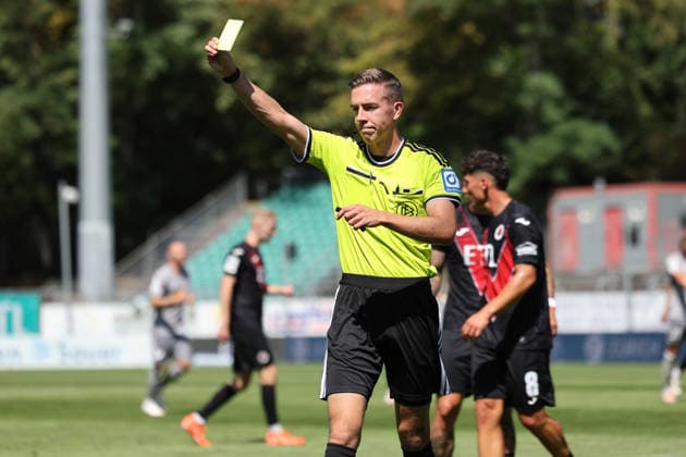 08.08.2026, xsefx, Fußball, FC Viktoria Köln SSV Jahn Regensburg, 3.Liga, Sportpark Höhenberg, 1. Spieltag, Saison 2026 2027: Schiedsrichter Lennart Kernchen zeigt die Gelbe Karte DFB regulations prohibit any use of photographs as image sequences and or quasi-video. Nordrhein-Westfalen Deutschland *** August 8, 2026, xsefx, Soccer, FC Viktoria Köln vs. SSV Jahn Regensburg, 3. Liga, Sportpark Höhenberg, Matchday 1, 2026–2027 Season. Referee Lennart Kernchen shows a yellow card. DFB regulations prohibit any use of photographs as image sequences and or quasi-video. North Rhine-Westphalia, Germany