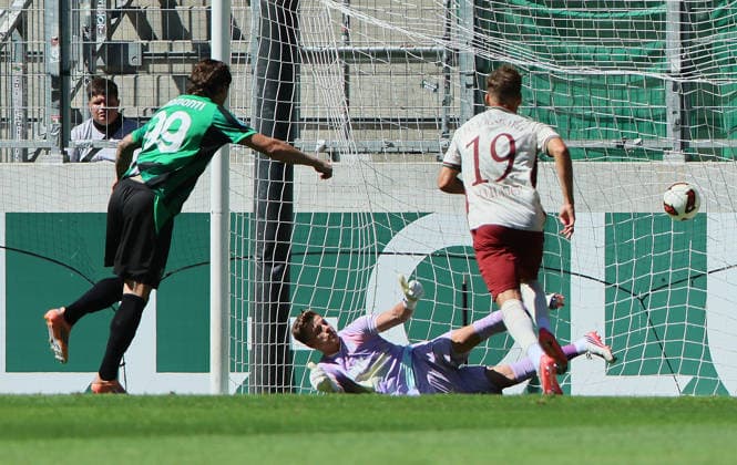 (260809) -- AUGSBURG, Aug. 9, 2026 -- Andrea Pinamoniti (L) of Sassuolo shoots to score during the friendly football match between FC Augsburg and Sassuolo in Augsburg, Germany, Aug. 8, 2026. (Photo by Xinhua) (SP)GERMANY-AUGSBURG-FOOTBALL-FRIENDLY MATCH-AUGSBURG VS SASSUOLO PhilippexRuiz 