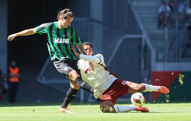 (260809) -- AUGSBURG, Aug. 9, 2026 -- Noahkai Banks (R) of FC Augsburg vies with Andrea Pinamoniti of Sassuolo during the friendly football match between FC Augsburg and Sassuolo in Augsburg, Germany, Aug. 8, 2026. (Photo by Xinhua) (SP)GERMANY-AUGSBURG-FOOTBALL-FRIENDLY MATCH-AUGSBURG VS SASSUOLO PhilippexRuiz 