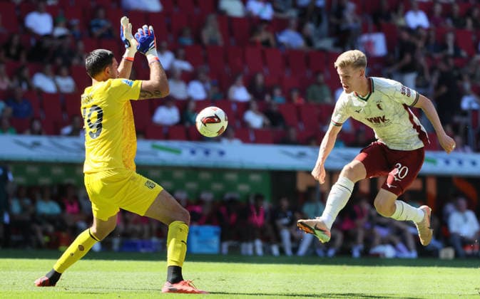 (260809) -- AUGSBURG, Aug. 9, 2026 -- Anton Kade (R) of FC Augsburg shoots to score during the friendly football match between FC Augsburg and Sassuolo in Augsburg, Germany, Aug. 8, 2026. (Photo by Xinhua) (SP)GERMANY-AUGSBURG-FOOTBALL-FRIENDLY MATCH-AUGSBURG VS SASSUOLO PhilippexRuiz 