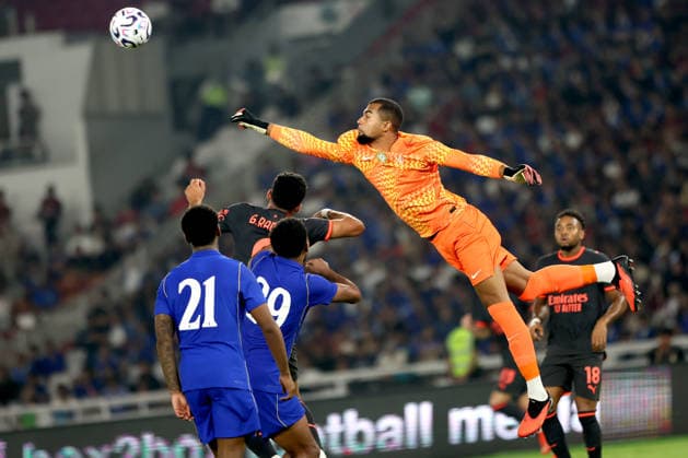 Sport Bilder des Tages #2 (260809) -- JAKARTA, Aug. 9, 2026 -- Robert Sanchez (2nd R), goalkeeper of Chelsea FC, punches the ball during a pre-season friendly football match between Chelsea FC and AC Milan at Gelora Bung Karno Stadium in Jakarta, Indonesia, Aug. 8, 2026. (Photo by Xinhua) (SP)INDONESIA-JAKARTA-FOOTBALL-CHELSEA FC VS AC MILAN-FRIENDLY MATCH AirxNakla 