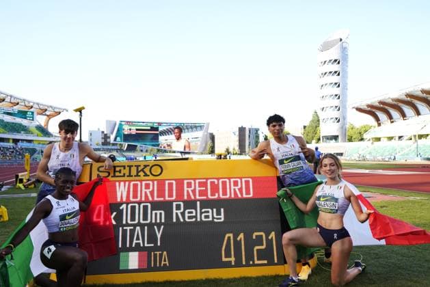 Sport Bilder des Tages #2 Leichtathletik, U20 WM in Eugene (260809) -- EUGENE, Aug. 9, 2026 -- Gold medalists Team Italy pose for photos with the record screen after the mixed 4x100m relay final at the 2026 World U20 Athletics Championships in Eugene, Oregon, the United States, Aug. 8, 2026. ) (SP)U.S.-EUGENE-ATHLETICS-2026 WORLD U20 CHAMPIONSHIPS WuxXiaoling 