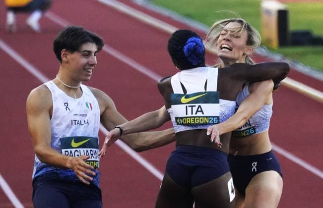 Leichtathletik, U20 WM in Eugene (260809) -- EUGENE, Aug. 9, 2026 -- Gold medalists Team Italy celebrate after the mixed 4x100m relay final at the 2026 World U20 Athletics Championships in Eugene, Oregon, the United States, Aug. 8, 2026. ) (SP)U.S.-EUGENE-ATHLETICS-2026 WORLD U20 CHAMPIONSHIPS WuxXiaoling 