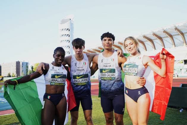 Leichtathletik, U20 WM in Eugene (260809) -- EUGENE, Aug. 9, 2026 -- Gold medalists Team Italy celebrate after the mixed 4x100m relay final at the 2026 World U20 Athletics Championships in Eugene, Oregon, the United States, Aug. 8, 2026. ) (SP)U.S.-EUGENE-ATHLETICS-2026 WORLD U20 CHAMPIONSHIPS WuxXiaoling 