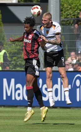 Eintracht Frankfurt. Elias. Baum gegen. Oliver McBurnie. (re) fotografiert beim Fußball Test Spiel Eintracht Frankfurt gegen Hull City am 8.8.2026 in Frankfurt. (DFL DFB REGULATIONS PROHIBIT ANY USE OF PHOTOGRAPHS as IMAGE SEQUENCES and or QUASI-VIDEO) *** Elias Baum of Eintracht Frankfurt vs. Oliver McBurnie, photographed during the soccer friendly match between Eintracht Frankfurt and Hull City on August 8, 2026, in Frankfurt. DFL and DFB regulations prohibit any use of photographs as image sequences and or quasi-video.