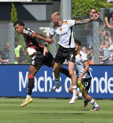 Eintracht Frankfurt. Malik Pimpong gegen. Oliver McBurnie. (re) fotografiert beim Fußball Test Spiel Eintracht Frankfurt gegen Hull City am 8.8.2026 in Frankfurt. (DFL DFB REGULATIONS PROHIBIT ANY USE OF PHOTOGRAPHS as IMAGE SEQUENCES and or QUASI-VIDEO) *** Eintracht Frankfurt s Malik Pimpong and Oliver McBurnie, photographed during the soccer friendly match between Eintracht Frankfurt and Hull City on August 8, 2026, in Frankfurt. DFL and DFB regulations prohibit any use of photographs as image sequences and or quasi-video.