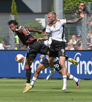 Eintracht Frankfurt. Malik Pimpong gegen. Oliver McBurnie. (re) fotografiert beim Fußball Test Spiel Eintracht Frankfurt gegen Hull City am 8.8.2026 in Frankfurt. (DFL DFB REGULATIONS PROHIBIT ANY USE OF PHOTOGRAPHS as IMAGE SEQUENCES and or QUASI-VIDEO) *** Eintracht Frankfurt s Malik Pimpong and Oliver McBurnie, photographed during the soccer friendly match between Eintracht Frankfurt and Hull City on August 8, 2026, in Frankfurt. DFL and DFB regulations prohibit any use of photographs as image sequences and or quasi-video.