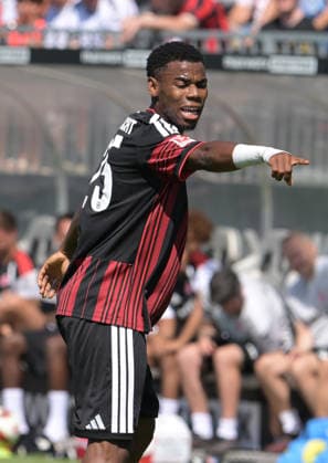 Raphael Onyedika fotografiert beim Fußball Test Spiel Eintracht Frankfurt gegen Hull City am 8.8.2026 in Frankfurt. (DFL DFB REGULATIONS PROHIBIT ANY USE OF PHOTOGRAPHS as IMAGE SEQUENCES and or QUASI-VIDEO) *** Raphael Onyedika takes photos at the Eintracht Frankfurt vs. Hull City soccer exhibition match on August 8, 2026, in Frankfurt. DFL and DFB regulations prohibit any use of photographs as image sequences and or quasi-video.