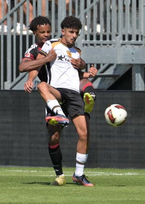 Eintracht Frankfurt. Julian Etse hält. Crooks fest im Griff fotografiert beim Fußball Test Spiel Eintracht Frankfurt gegen Hull City am 8.8.2026 in Frankfurt. (DFL DFB REGULATIONS PROHIBIT ANY USE OF PHOTOGRAPHS as IMAGE SEQUENCES and or QUASI-VIDEO) *** Eintracht Frankfurt s Julian Etse has Crooks firmly in his grip, as photographed during the soccer friendly between Eintracht Frankfurt and Hull City on August 8, 2026, in Frankfurt. DFL and DFB regulations prohibit any use of photographs as image sequences and or quasi-video.