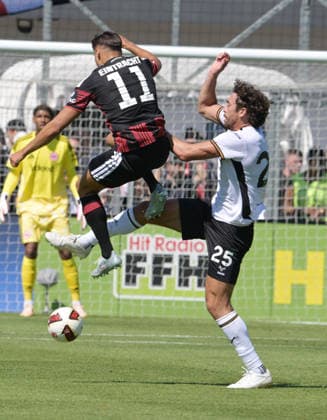 Younes Ebnoutalib (li). Gegen Matt Crooks fotografiert beim Fußball Test Spiel Eintracht Frankfurt gegen Hull City am 8.8.2026 in Frankfurt. (DFL DFB REGULATIONS PROHIBIT ANY USE OF PHOTOGRAPHS as IMAGE SEQUENCES and or QUASI-VIDEO) *** Younes Ebnoutalib vs. Matt Crooks, photographed during the soccer exhibition match between Eintracht Frankfurt and Hull City on August 8, 2026, in Frankfurt. DFL and DFB regulations prohibit any use of photographs as image sequences and or quasi-video.