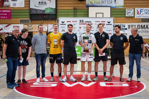 Handball, Lindencup, TV Hüttenberg - Pfadi Winterthur #2 08.08.2026, xovx, Handball Lindencup, HSG Wetzlar - HSC 2000 Coburg Siegerehrung des Lindencups 2026, neben den Vertretern der HSG Linden, Bürgermeister Fabian Wedemann (3.v.l.), Jakob Knauer (HSC Coburg, 4.v.l.), David Kuntscher (TV Hüttenberg, 5.v.l.), Dominik Mappes (HSG Wetzlar, Mitte), Leonard Grazioli (Pfadi Winterthur, 3.v.r.), Lasse Ohl (TV Hüttenberg, 2.v.r.). Linden Stadthalle Hessen Deutschland (DE) *** August 8, 2026, xovx, Lindencup Handball Tournament, HSG Wetzlar vs. HSC 2000 Coburg; 2026 Lindencup Award Ceremony, alongside representatives from HSG Linden: Mayor Fabian Wedemann (third from left), Jakob Knauer, HSC Coburg, 4th from left, David Kuntscher, TV Hüttenberg, 5th from left, Dominik Mappes, HSG Wetzlar, center, Leonard Grazioli, Winterthur Scouts, 3rd from right, Lasse Ohl, TV Hüttenberg, 2nd from right; Linden City Hall, Hesse, Germany, DE