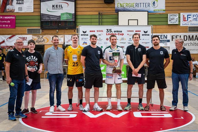 Handball, Lindencup, TV Hüttenberg - Pfadi Winterthur #2 08.08.2026, xovx, Handball Lindencup, HSG Wetzlar - HSC 2000 Coburg Siegerehrung des Lindencups 2026, neben den Vertretern der HSG Linden, Bürgermeister Fabian Wedemann (3.v.l.), Jakob Knauer (HSC Coburg, 4.v.l.), David Kuntscher (TV Hüttenberg, 5.v.l.), Dominik Mappes (HSG Wetzlar, Mitte), Leonard Grazioli (Pfadi Winterthur, 3.v.r.), Lasse Ohl (TV Hüttenberg, 2.v.r.). Linden Stadthalle Hessen Deutschland (DE) *** August 8, 2026, xovx, Lindencup Handball Tournament, HSG Wetzlar vs. HSC 2000 Coburg; 2026 Lindencup Award Ceremony, alongside representatives from HSG Linden: Mayor Fabian Wedemann (third from left), Jakob Knauer, HSC Coburg, 4th from left, David Kuntscher, TV Hüttenberg, 5th from left, Dominik Mappes, HSG Wetzlar, center, Leonard Grazioli, Winterthur Scouts, 3rd from right, Lasse Ohl, TV Hüttenberg, 2nd from right; Linden City Hall, Hesse, Germany, DE