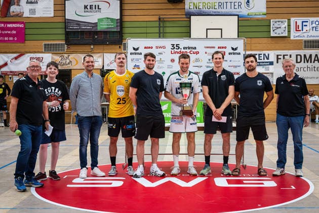 Handball, Lindencup, TV Hüttenberg - Pfadi Winterthur #2 08.08.2026, xovx, Handball Lindencup, HSG Wetzlar - HSC 2000 Coburg Siegerehrung des Lindencups 2026, neben den Vertretern der HSG Linden, Bürgermeister Fabian Wedemann (3.v.l.), Jakob Knauer (HSC Coburg, 4.v.l.), David Kuntscher (TV Hüttenberg, 5.v.l.), Dominik Mappes (HSG Wetzlar, Mitte), Leonard Grazioli (Pfadi Winterthur, 3.v.r.), Lasse Ohl (TV Hüttenberg, 2.v.r.). Linden Stadthalle Hessen Deutschland (DE) *** August 8, 2026, xovx, Lindencup Handball Tournament, HSG Wetzlar vs. HSC 2000 Coburg; 2026 Lindencup Award Ceremony, alongside representatives from HSG Linden: Mayor Fabian Wedemann (third from left), Jakob Knauer, HSC Coburg, 4th from left, David Kuntscher, TV Hüttenberg, 5th from left, Dominik Mappes, HSG Wetzlar, center, Leonard Grazioli, Winterthur Scouts, 3rd from right, Lasse Ohl, TV Hüttenberg, 2nd from right; Linden City Hall, Hesse, Germany, DE