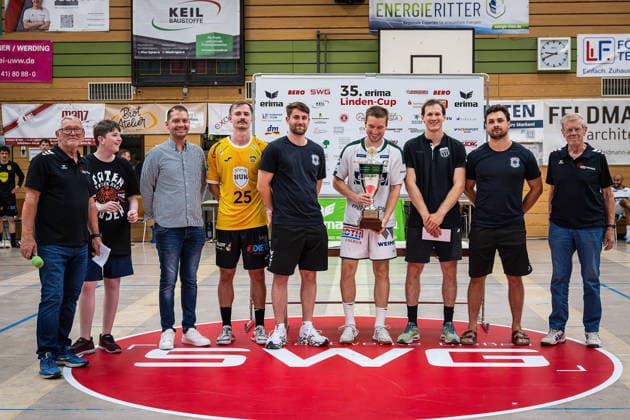 Handball, Lindencup, TV Hüttenberg - Pfadi Winterthur #2 08.08.2026, xovx, Handball Lindencup, HSG Wetzlar - HSC 2000 Coburg Siegerehrung des Lindencups 2026, neben den Vertretern der HSG Linden, Bürgermeister Fabian Wedemann (3.v.l.), Jakob Knauer (HSC Coburg, 4.v.l.), David Kuntscher (TV Hüttenberg, 5.v.l.), Dominik Mappes (HSG Wetzlar, Mitte), Leonard Grazioli (Pfadi Winterthur, 3.v.r.), Lasse Ohl (TV Hüttenberg, 2.v.r.). Linden Stadthalle Hessen Deutschland (DE) *** August 8, 2026, xovx, Lindencup Handball Tournament, HSG Wetzlar vs. HSC 2000 Coburg; 2026 Lindencup Award Ceremony, alongside representatives from HSG Linden: Mayor Fabian Wedemann (third from left), Jakob Knauer, HSC Coburg, 4th from left, David Kuntscher, TV Hüttenberg, 5th from left, Dominik Mappes, HSG Wetzlar, center, Leonard Grazioli, Winterthur Scouts, 3rd from right, Lasse Ohl, TV Hüttenberg, 2nd from right; Linden City Hall, Hesse, Germany, DE