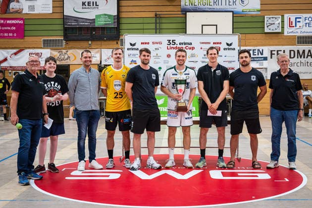 Handball, Lindencup, TV Hüttenberg - Pfadi Winterthur #2 08.08.2026, xovx, Handball Lindencup, HSG Wetzlar - HSC 2000 Coburg Siegerehrung des Lindencups 2026, neben den Vertretern der HSG Linden, Bürgermeister Fabian Wedemann (3.v.l.), Jakob Knauer (HSC Coburg, 4.v.l.), David Kuntscher (TV Hüttenberg, 5.v.l.), Dominik Mappes (HSG Wetzlar, Mitte), Leonard Grazioli (Pfadi Winterthur, 3.v.r.), Lasse Ohl (TV Hüttenberg, 2.v.r.). Linden Stadthalle Hessen Deutschland (DE) *** August 8, 2026, xovx, Lindencup Handball Tournament, HSG Wetzlar vs. HSC 2000 Coburg; 2026 Lindencup Award Ceremony, alongside representatives from HSG Linden: Mayor Fabian Wedemann (third from left), Jakob Knauer, HSC Coburg, 4th from left, David Kuntscher, TV Hüttenberg, 5th from left, Dominik Mappes, HSG Wetzlar, center, Leonard Grazioli, Winterthur Scouts, 3rd from right, Lasse Ohl, TV Hüttenberg, 2nd from right; Linden City Hall, Hesse, Germany, DE
